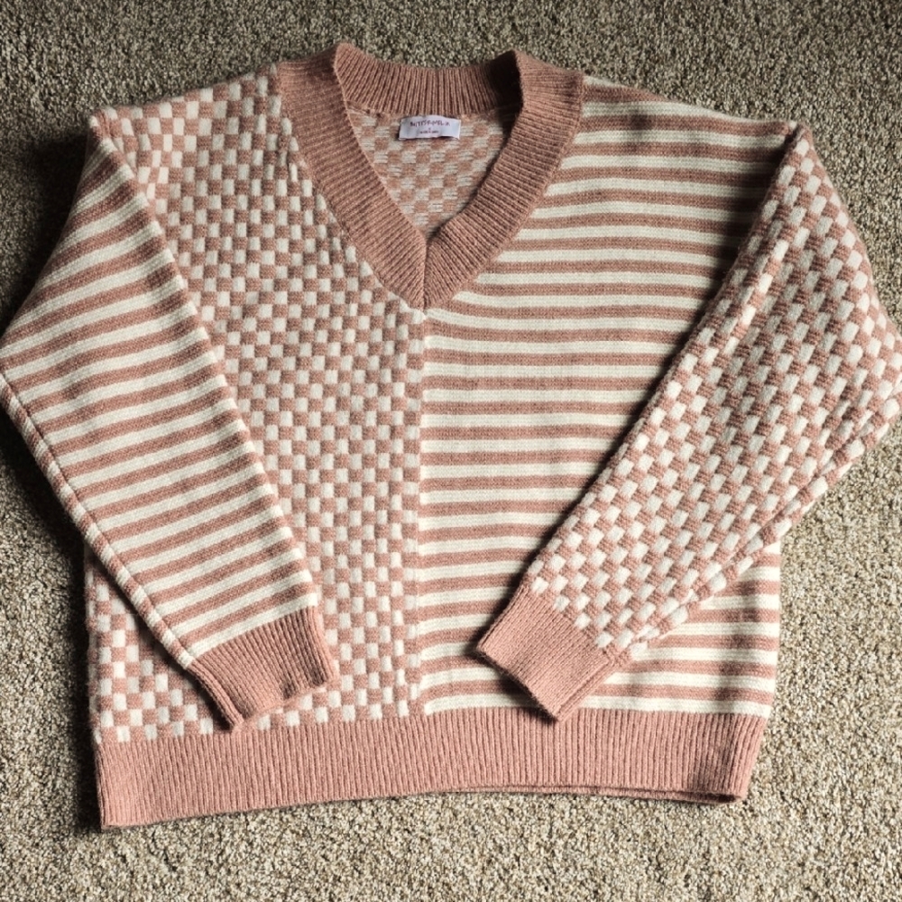 Butter Melon Stylish V-Neck Sweater in Mauve and White